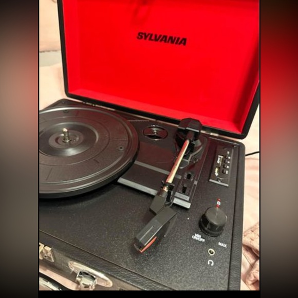 Sylvania record player - Picture 3 of 3